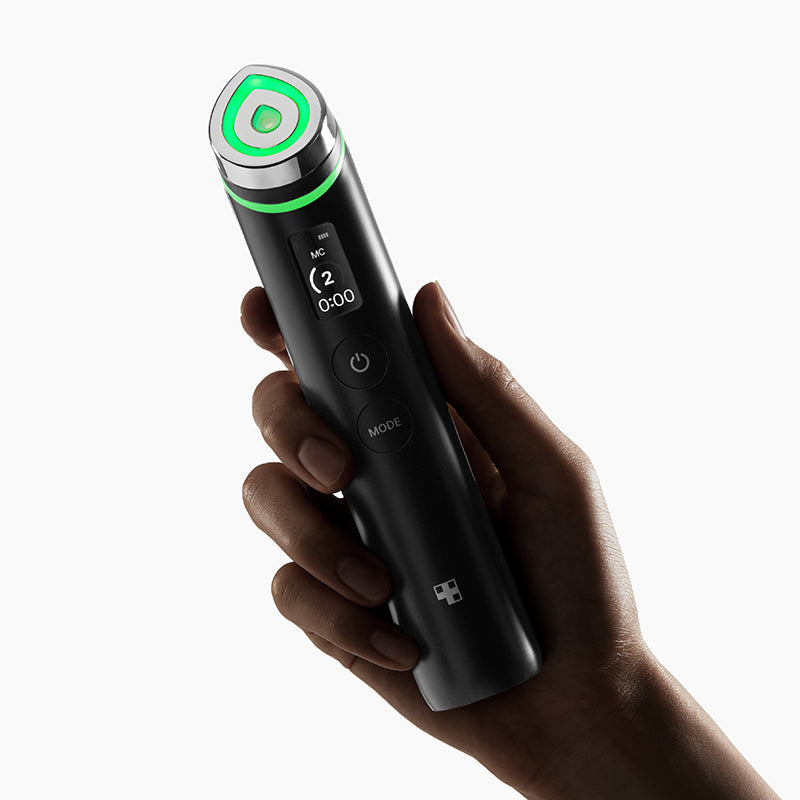 Booster Pro v ruce – zelené LED, režim MC (mikroproud)